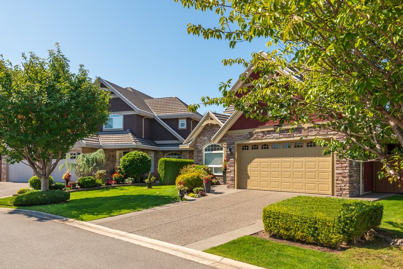 Casa con cochera amplia y espacios verdes